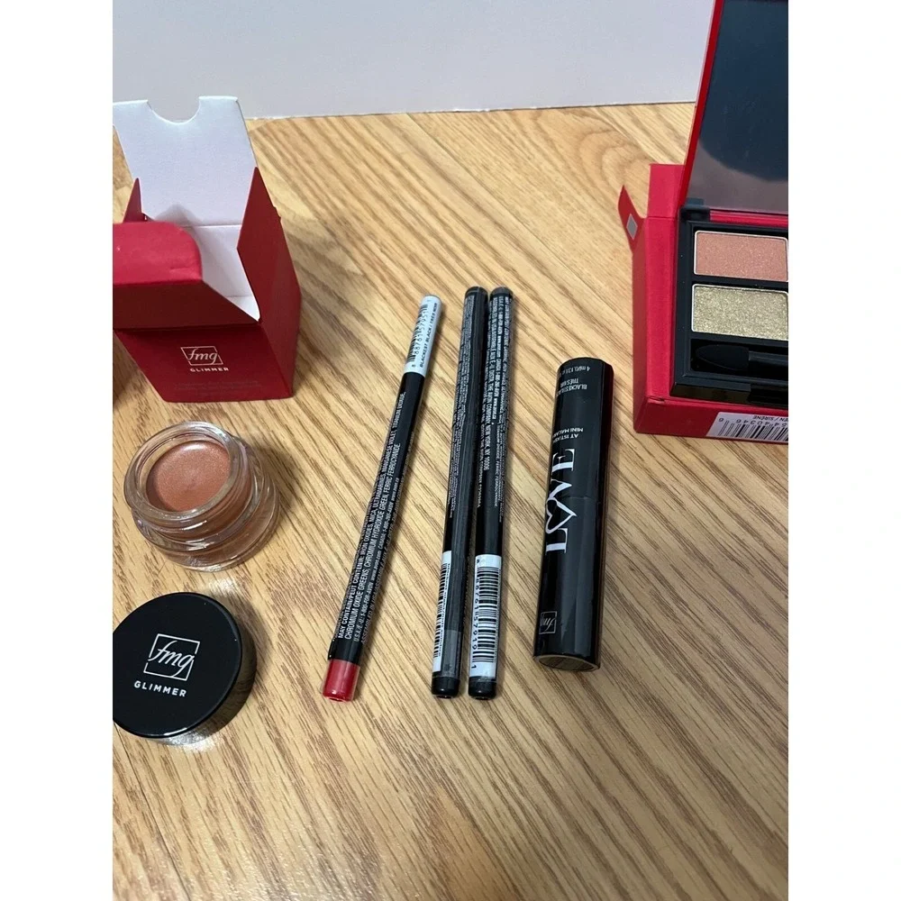 Avon FMG Glimmer Makeup Set: Eyeshadow Palettes Gel Liners & Lip‎ Pencils
